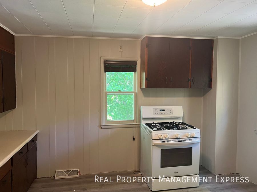 Building Photo - 925 N Blauvelt Ave