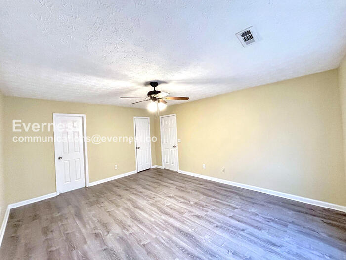 Building Photo - 9151 Clubhouse Dr