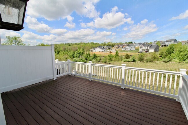 Building Photo - 3 bedroom town home with a finished basement and garage located in popular Preston Lakes