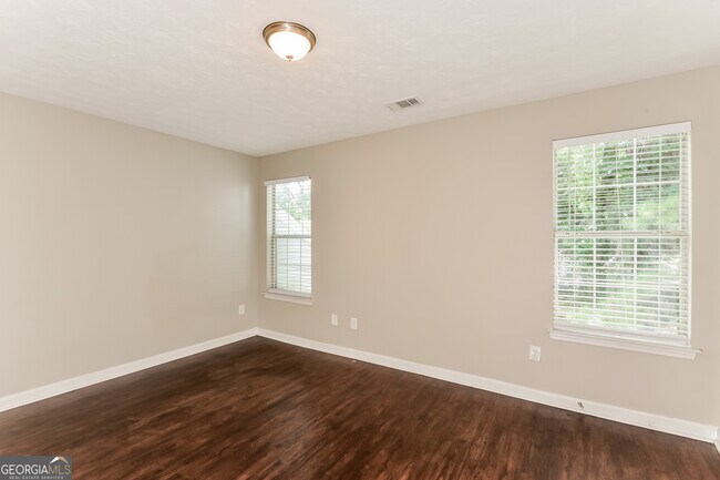 Building Photo - 5963 Sherwood Trace