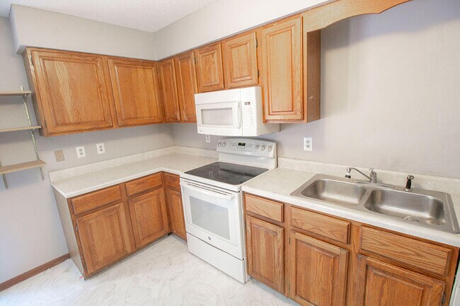 Building Photo - 2011 Bridgewater Dr