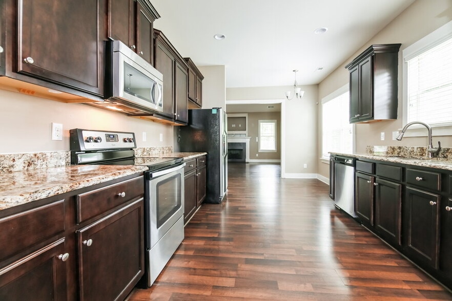 Building Photo - 3016 Watsonia Dr