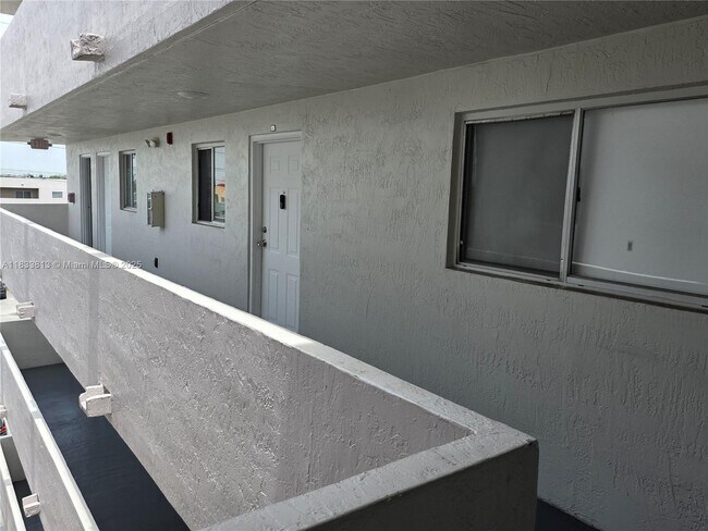 Building Photo - 6060 W 21st Ct