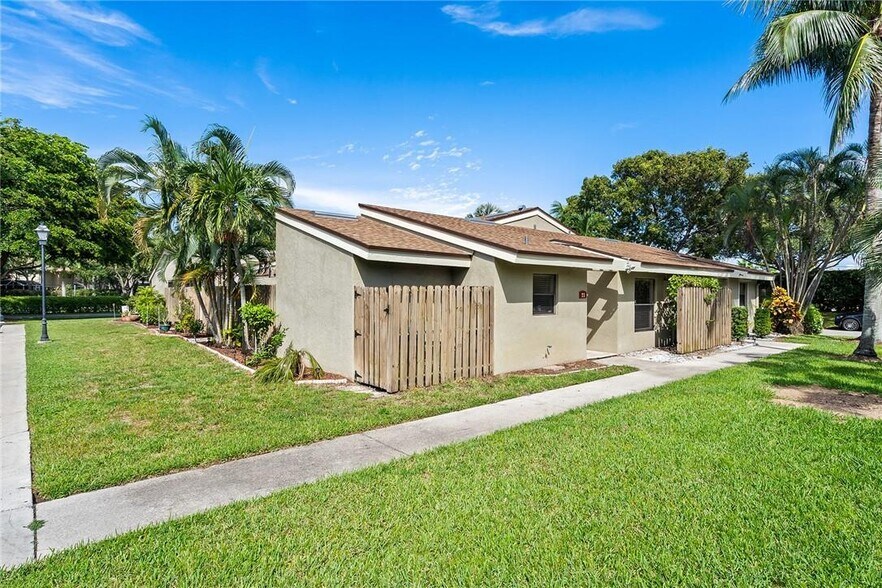 Building Photo - 21 Meadows Dr