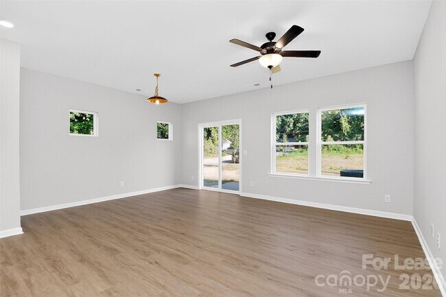 Building Photo - 333 N Hoskins Rd