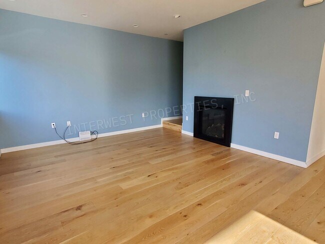 Building Photo - PERE02--*