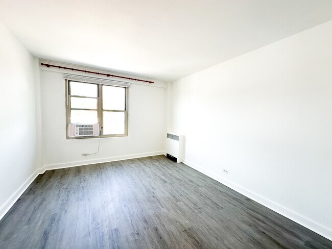Building Photo - 2606 W Balmoral Ave