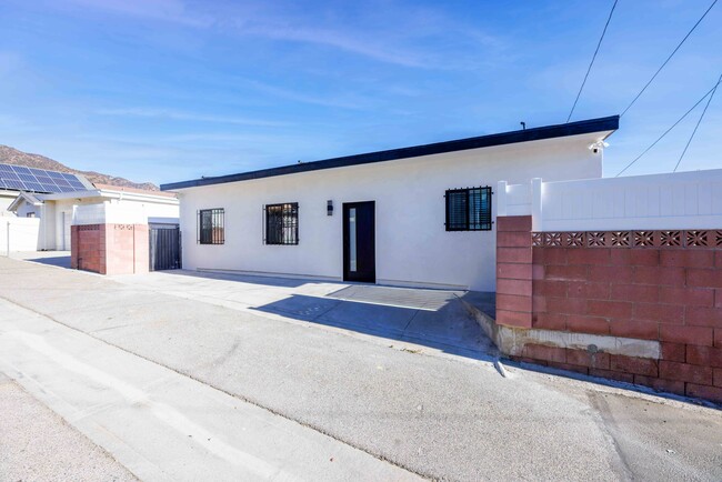 Building Photo - 825 E Verdugo Ave