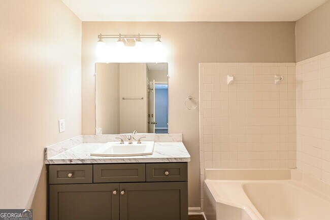 Building Photo - 6662 Wildwood Ct