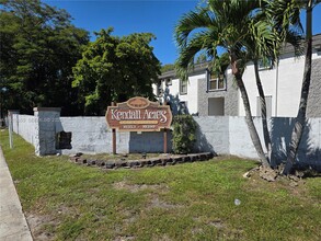 Building Photo - 10399 N Kendall Dr