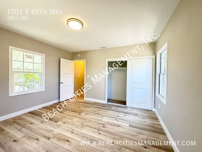 Building Photo - 1001 E 66th Way