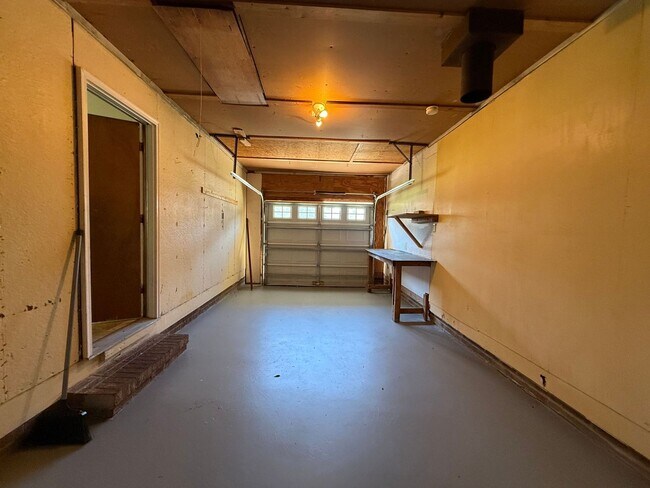 Building Photo - 403 Thomas Dr