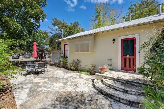 Building Photo - 601 E 8th St