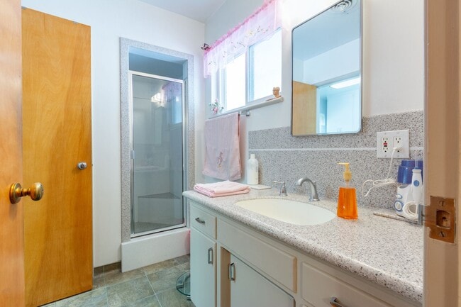 Building Photo - Lovely 3 bedroom Home!