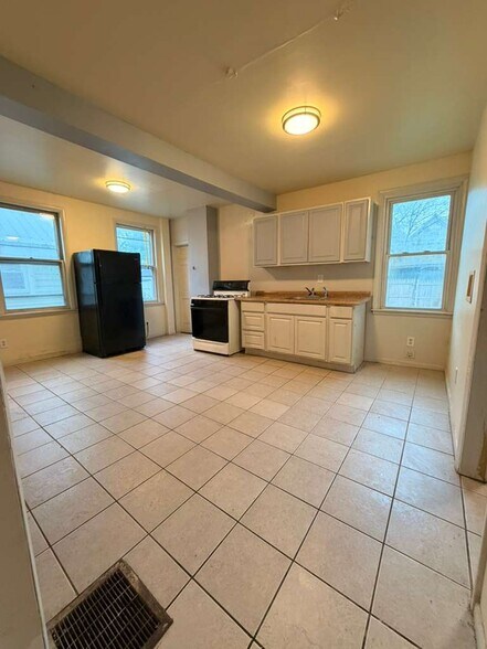 Building Photo - 252 3rd Ave