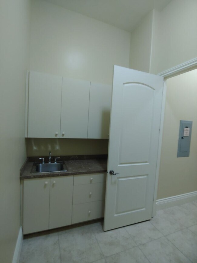 Building Photo - Stunning Penthouse Unit with Beautiful Views available for Rent!