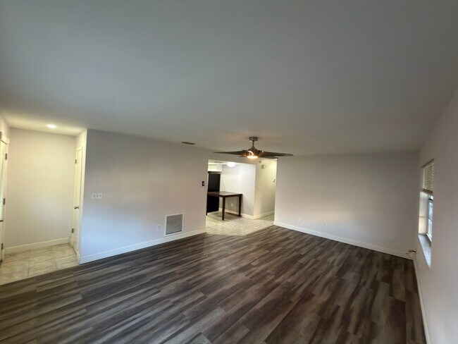 Building Photo - 3010 Catherine Dr