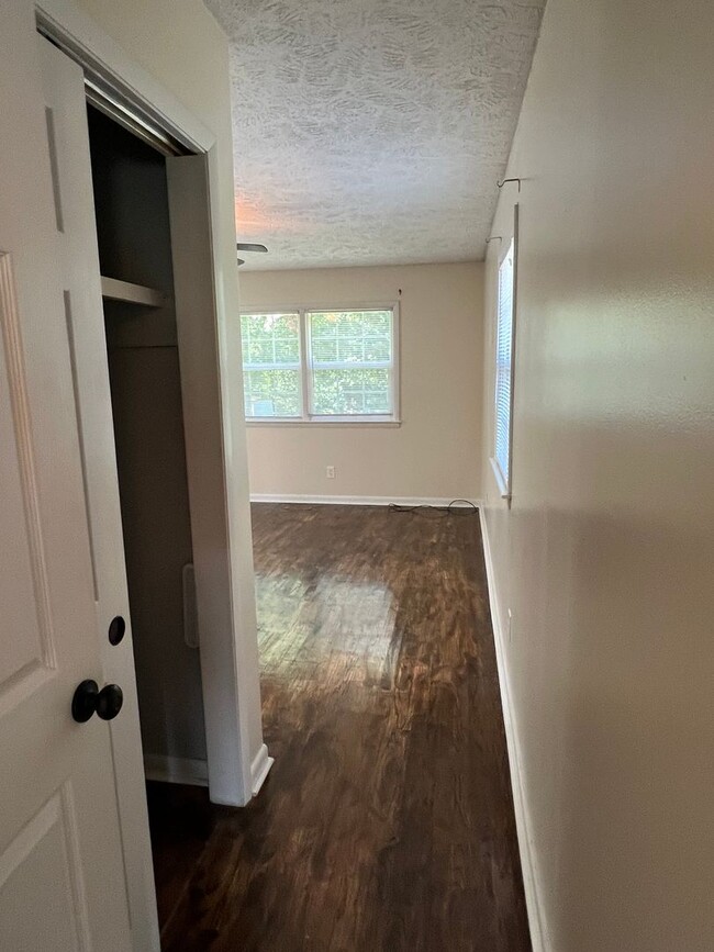 Building Photo - Conveniently Located Home with Fenced Back...