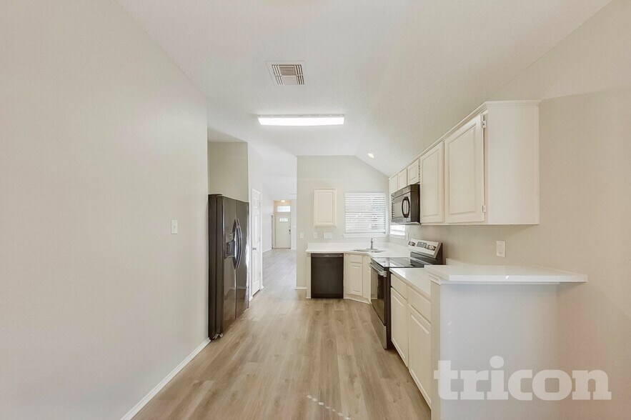 Building Photo - 805 Clover Hill Ln