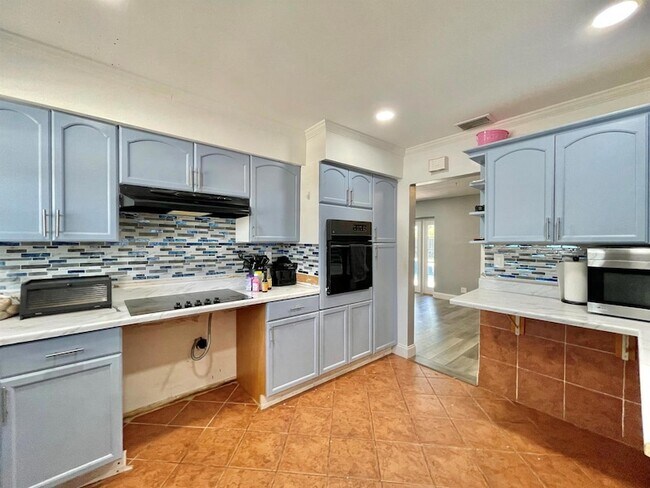 Building Photo - 1478 NE 56th St