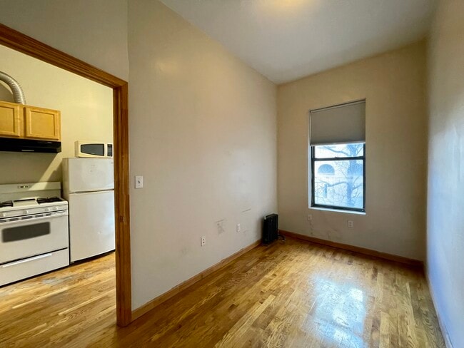 Building Photo - 133 E 110th St