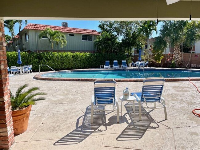 Building Photo - 156 NE 20th Ct