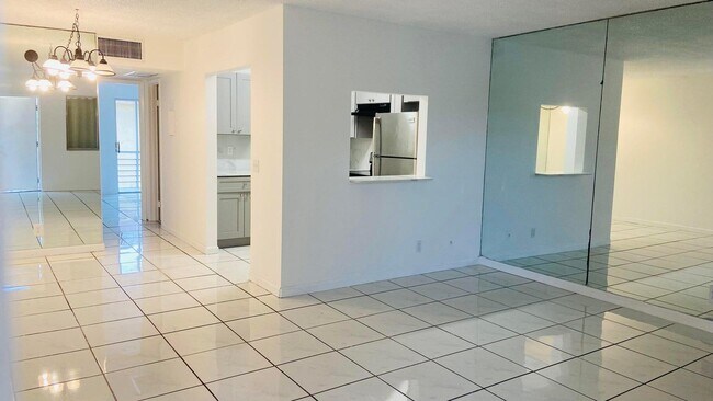 Building Photo - 600 Village Green Ct