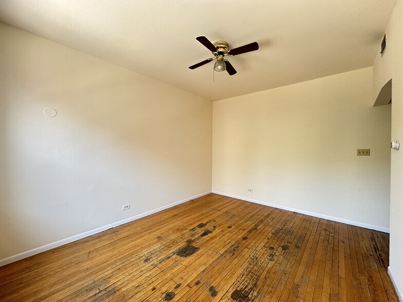 Building Photo - 3147 W Medill Ave
