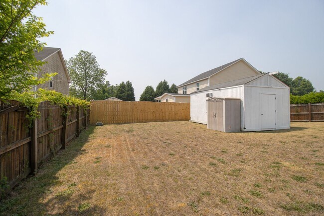 Building Photo - Spacious 3BR in Myers Creek – Fenced Yard, Workshop w/ Electricity & Bright Open Living!