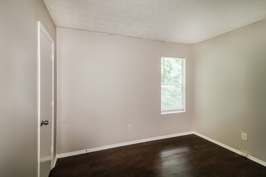 Building Photo - 1985 Glenwood Downs Dr