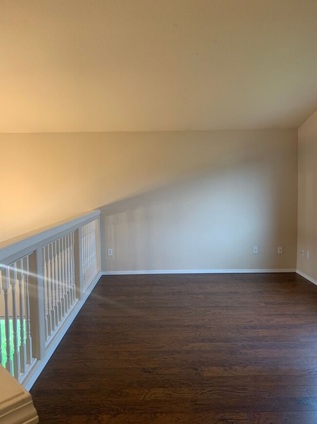 Building Photo - Great 3BD 2.5BA Fisher's Landing! Large Fe...