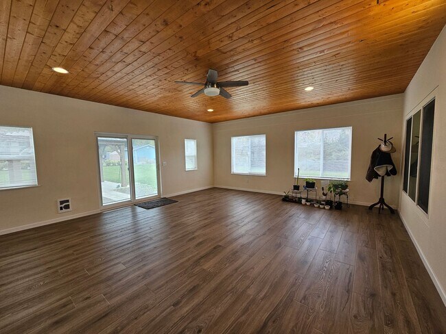 Building Photo - Spacious 4-bedroom Retreat