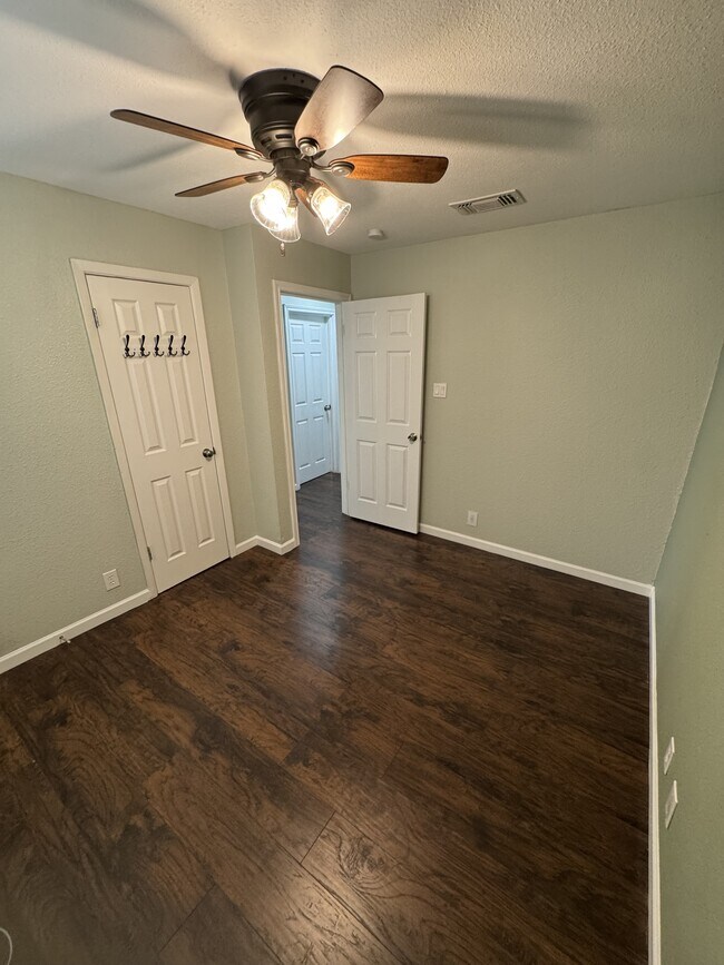 Building Photo - 115 Plainview Dr