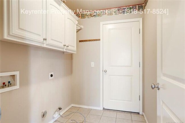 Building Photo - 3 Bed | 2 Bath | Jenks