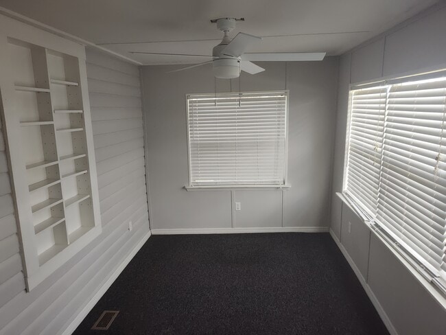 Building Photo - 405 W 18th St