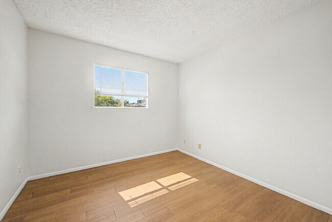 Building Photo - Remodeled 2 bedroom 2 bathroom