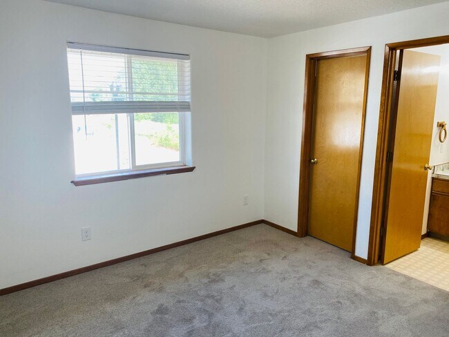 Building Photo - Freshly updated TH unit with private back ...