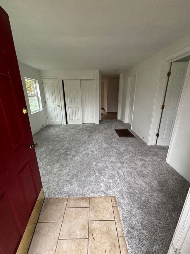 Building Photo - Half off first month's rent! Cute 2-bdrm/1-bath St. Johns duplex. Garage, new paint/carpet/fridge