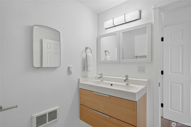 Building Photo - 612 Northshore Dr