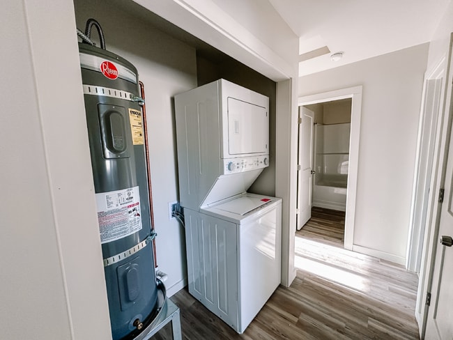 Building Photo - Newer Duplex for Rent Between Twin Bridges and Sheridan!