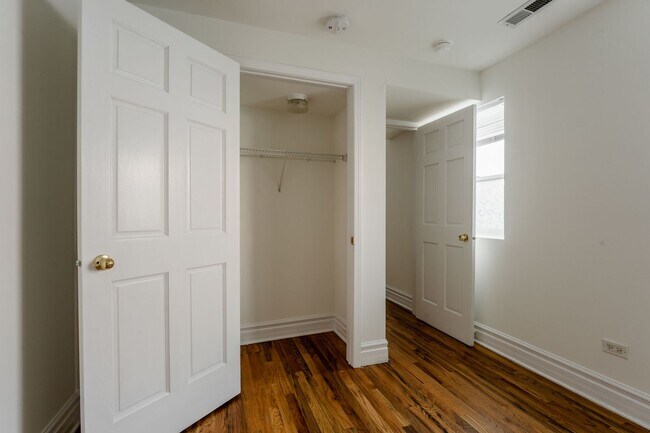 Building Photo - Lincoln Square - English Garden, 2 Bed / 1...