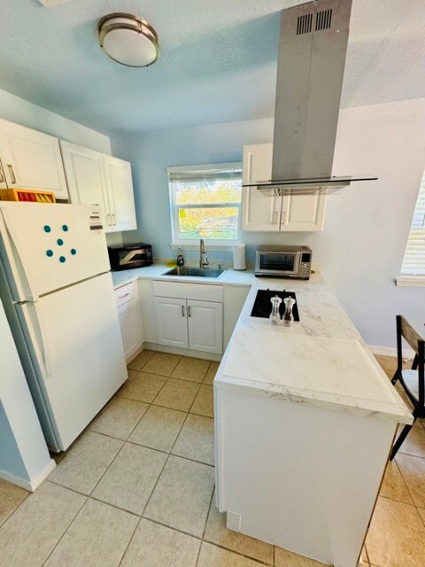 Building Photo - Rebecca