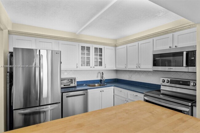 Building Photo - 2201 S Ocean Dr