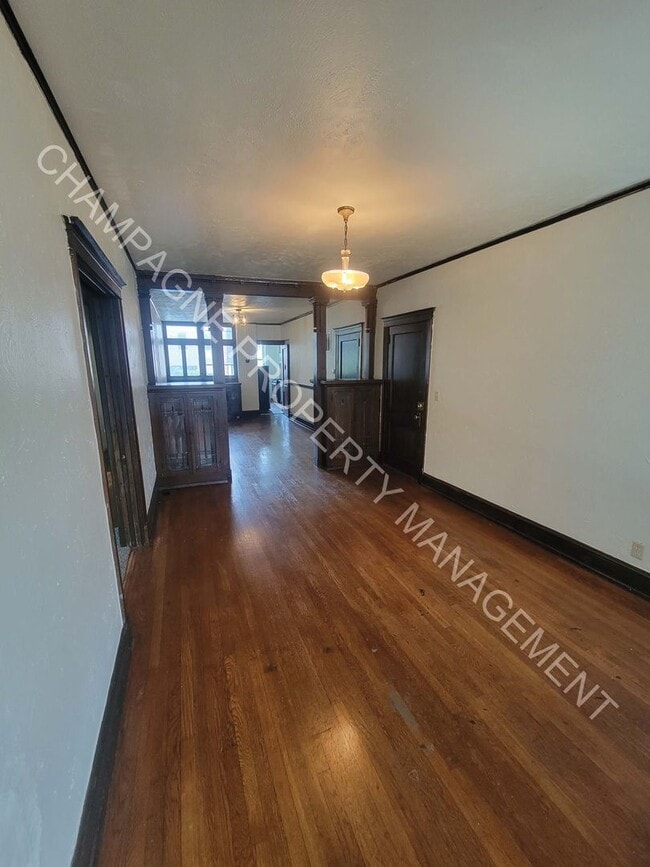 Building Photo - 620 W 39th Terrace