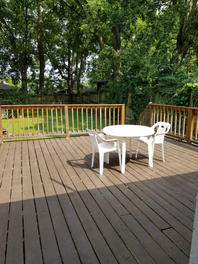 large 17x16 deck and private back yard - 1706 Villa Pl