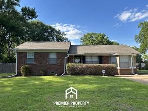 Building Photo - Unique 4BR/2BA Southaven Home | Hardwood Vaulted Sunroom & Fenced Yard