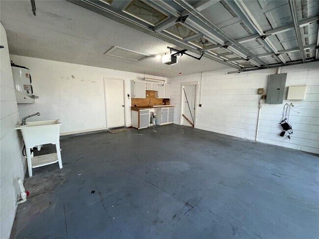 Building Photo - 1465 Tiverton Dr