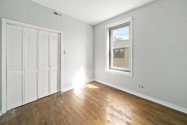 Building Photo - 2544 N Harding Ave