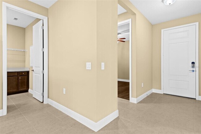 Building Photo - 10112 Lake Wales Cir