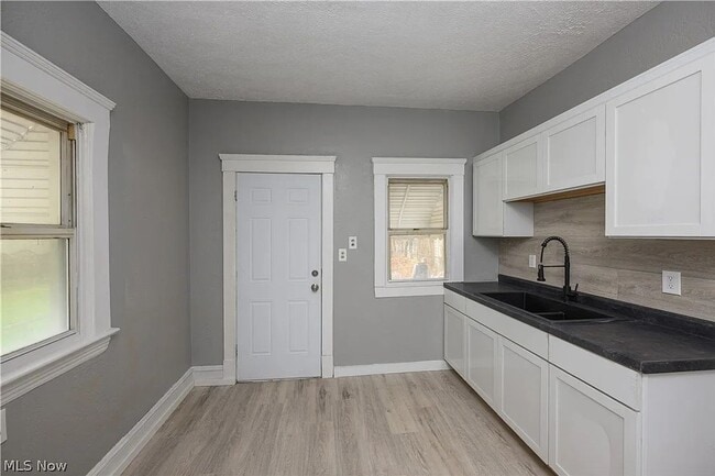Building Photo - Comfortable & Convenient Cleveland Living